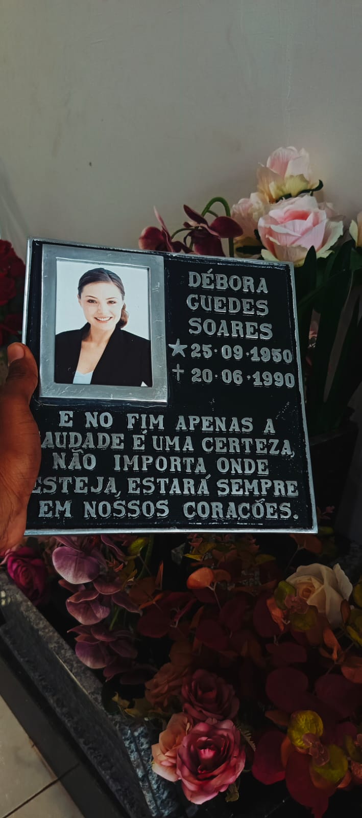 Placa memorial personalizada em acabamento escuro